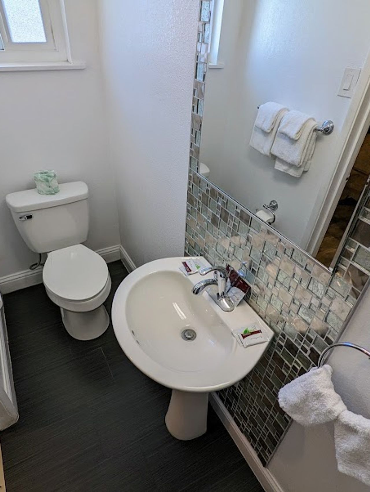 Photo of Deluxe Inn