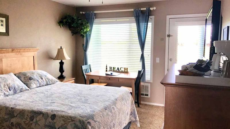 The Breakers - Standard Room, 1 Queen Bed, Refrigerator, Microwave, Bathroom