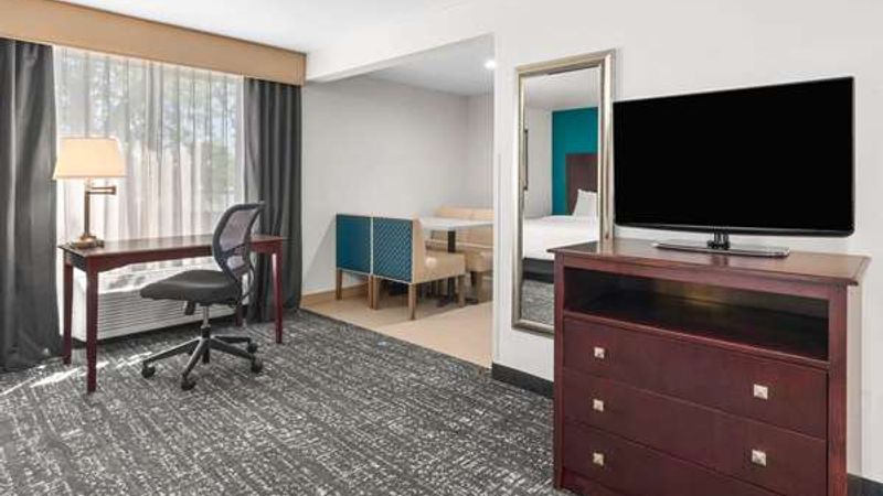 Photo of La Quinta Inn & Suites by Wyndham Portland NW