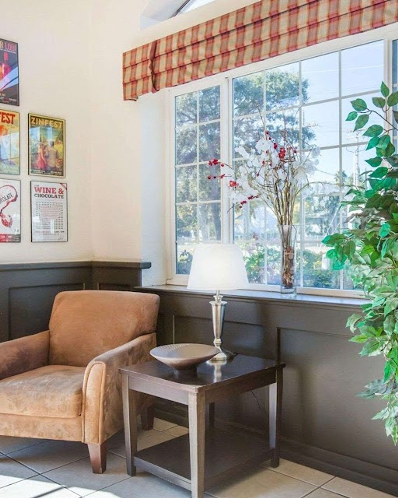 Photo of Econo Lodge Inn & Suites Lodi - Wine Country Area