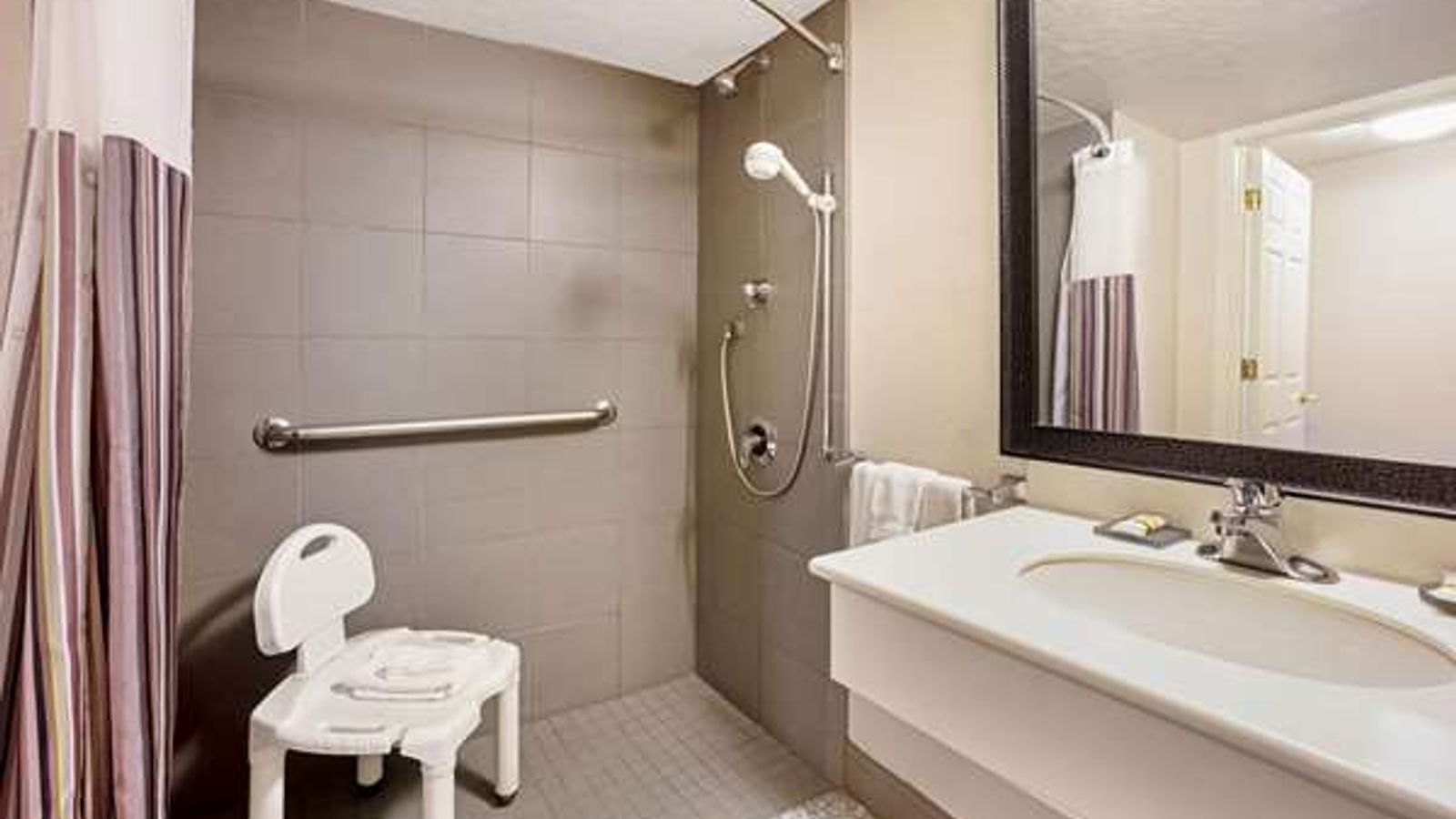 Photo of La Quinta Inn & Suites by Wyndham Tacoma - Seattle