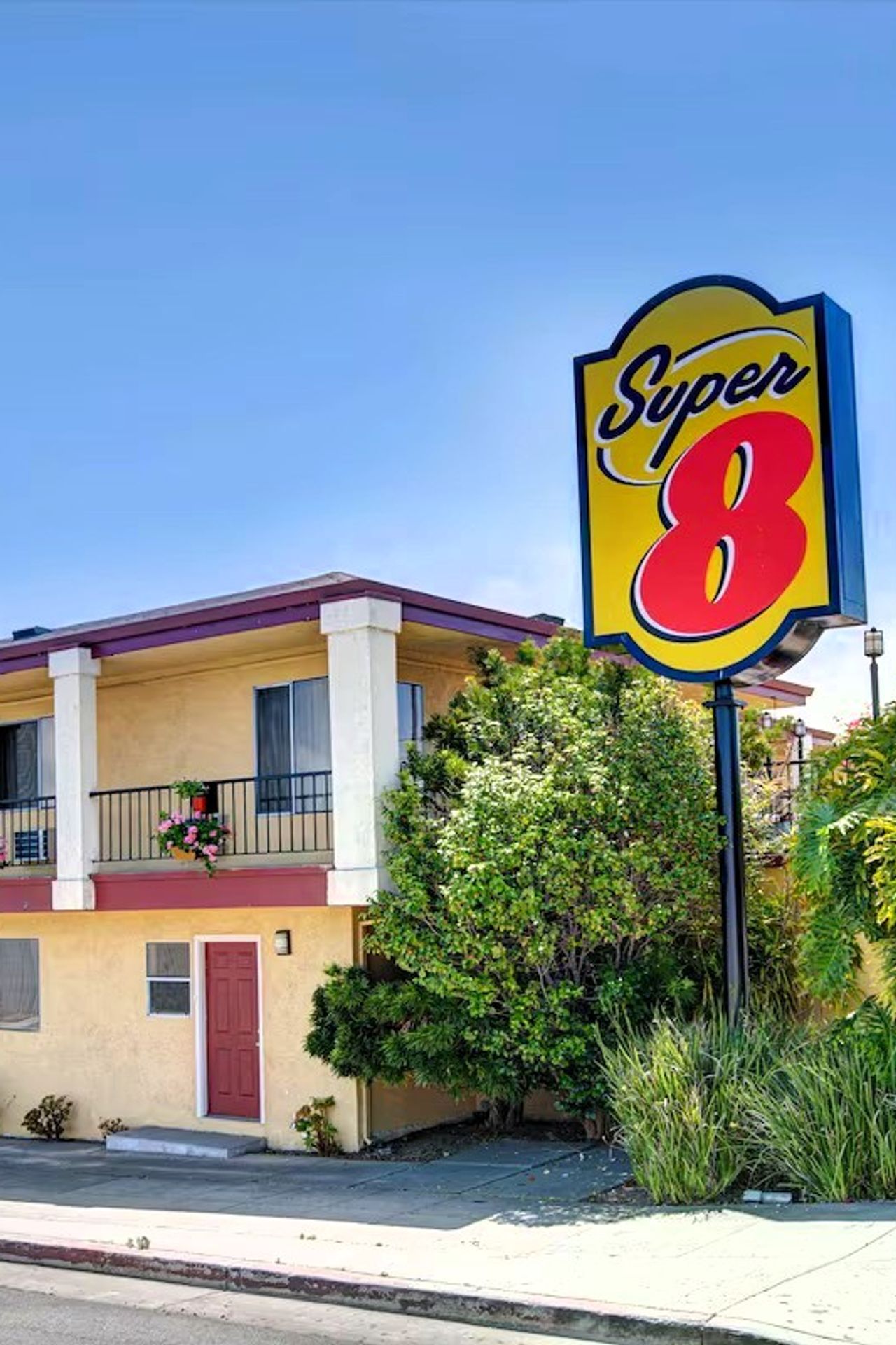Super 8 by Wyndham Santa Cruz Beach Boardwalk