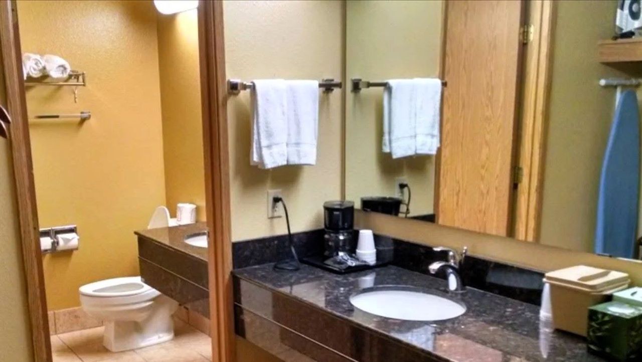 McMinnville Inn Bathroom