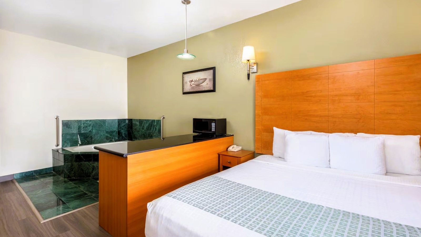 La Quinta Inn & Suites by Wyndham Tulare - Private In-room Whirlpool Tub