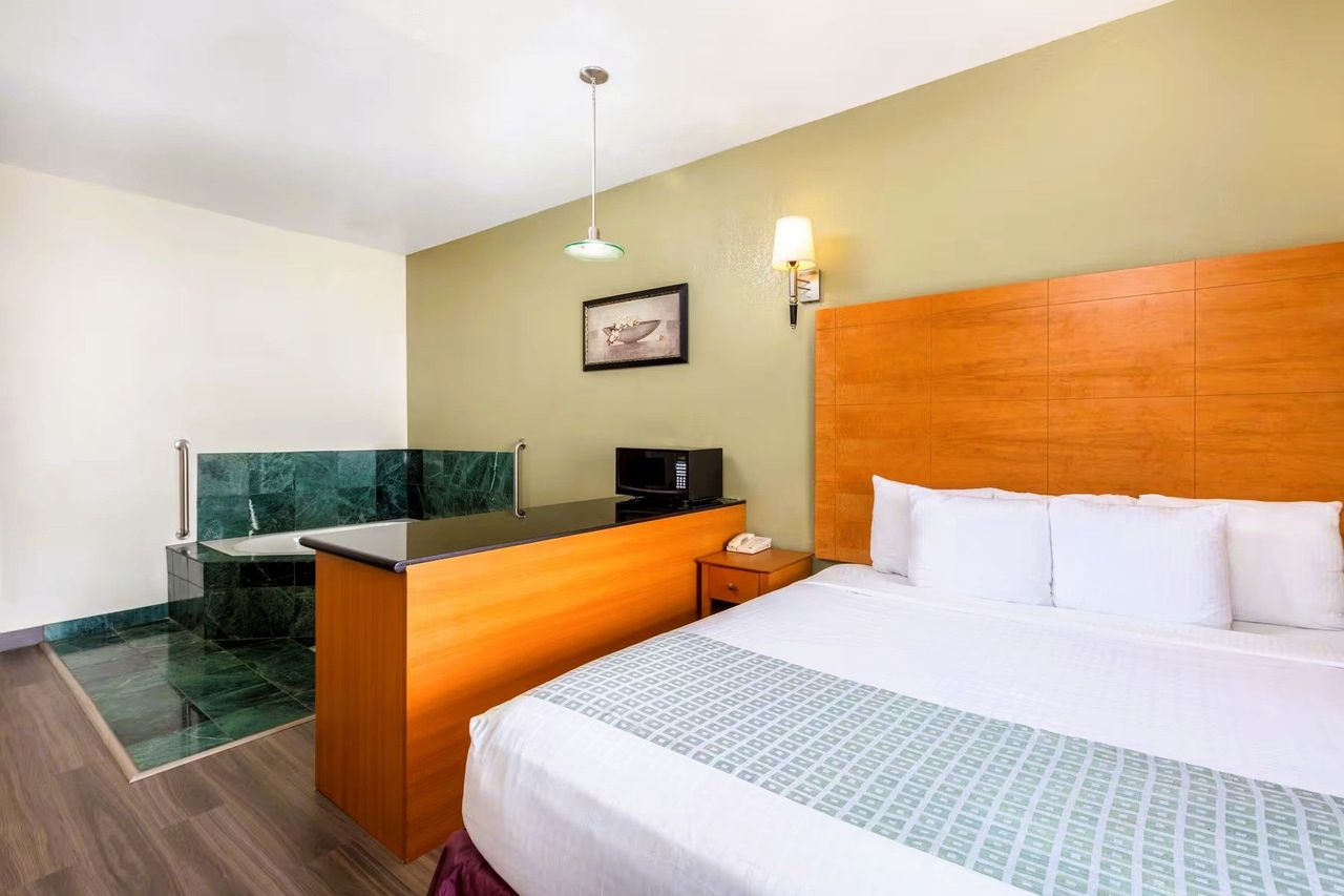 La Quinta Inn & Suites by Wyndham Tulare - Private In-room Whirlpool Tub