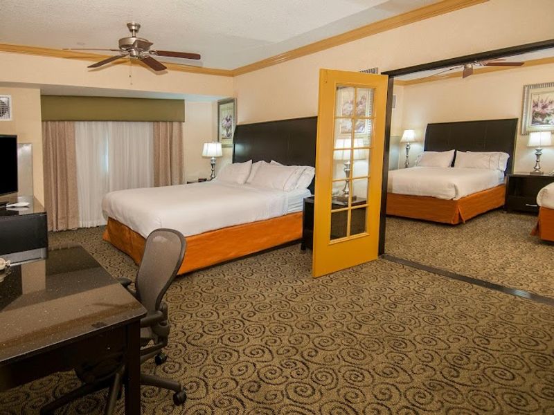 Photo of Holiday Inn Express & Suites Bakersfield Central, an IHG Hotel