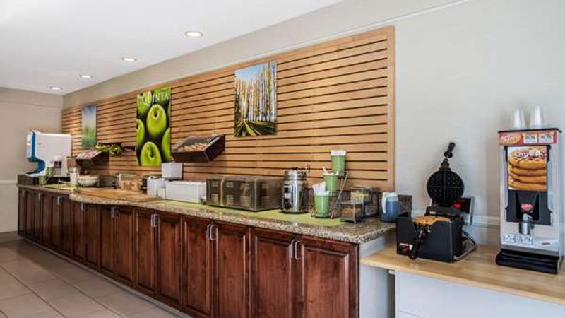 Photo of La Quinta Inn & Suites by Wyndham Bakersfield North