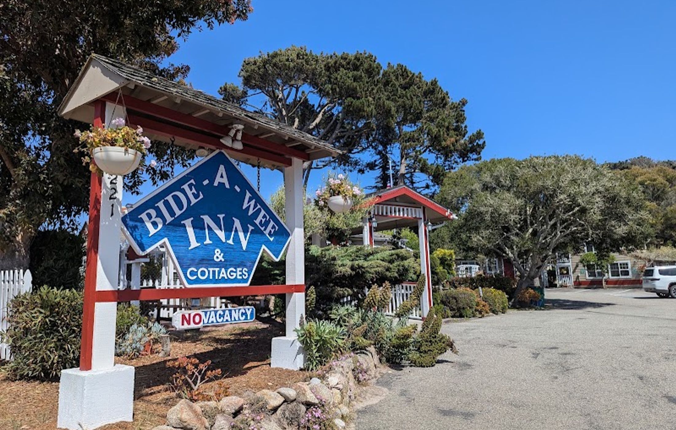 Bide-A-Wee Inn & Cottages