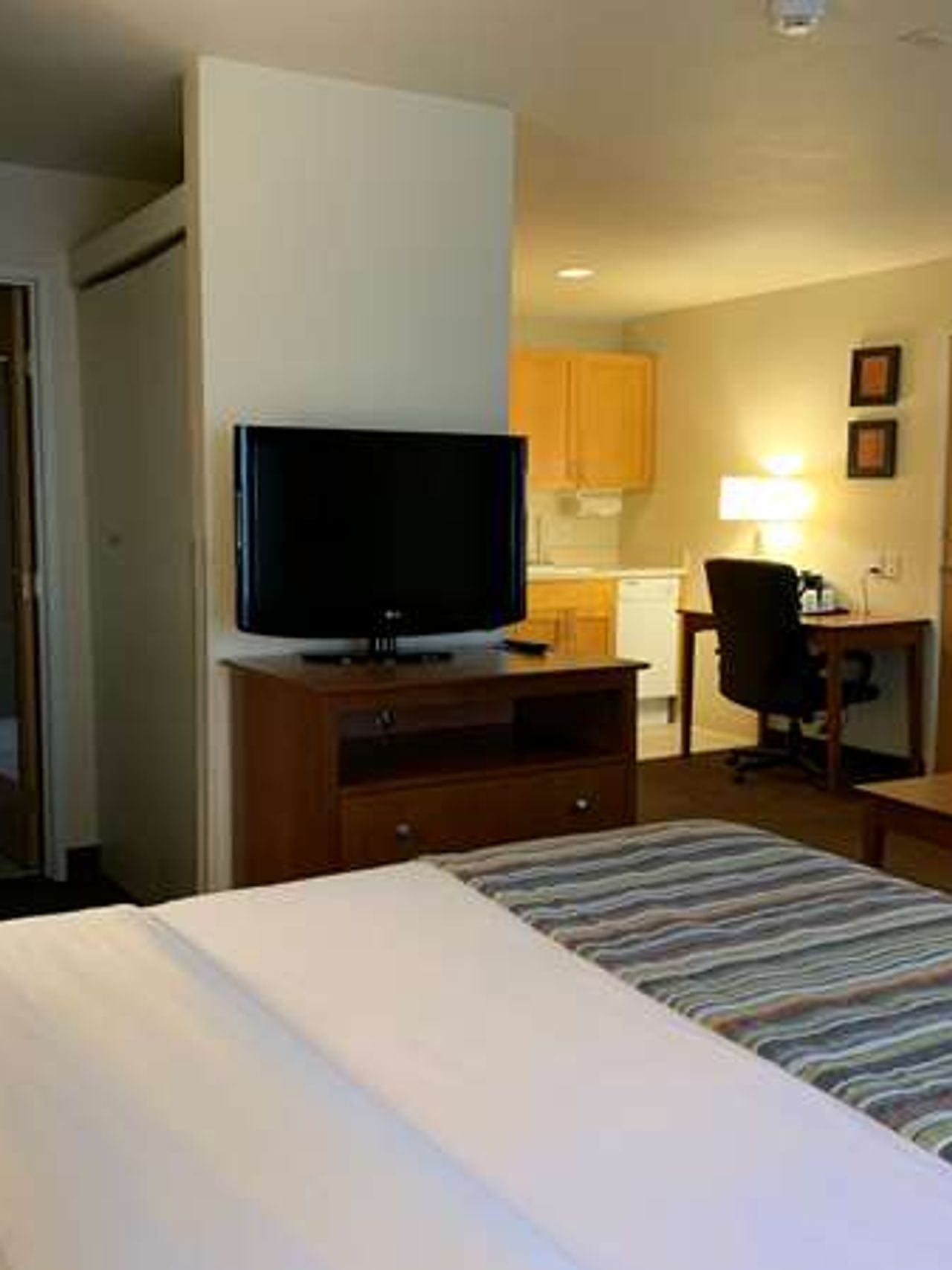 Photo of Country Inn & Suites by Radisson, Bend, OR