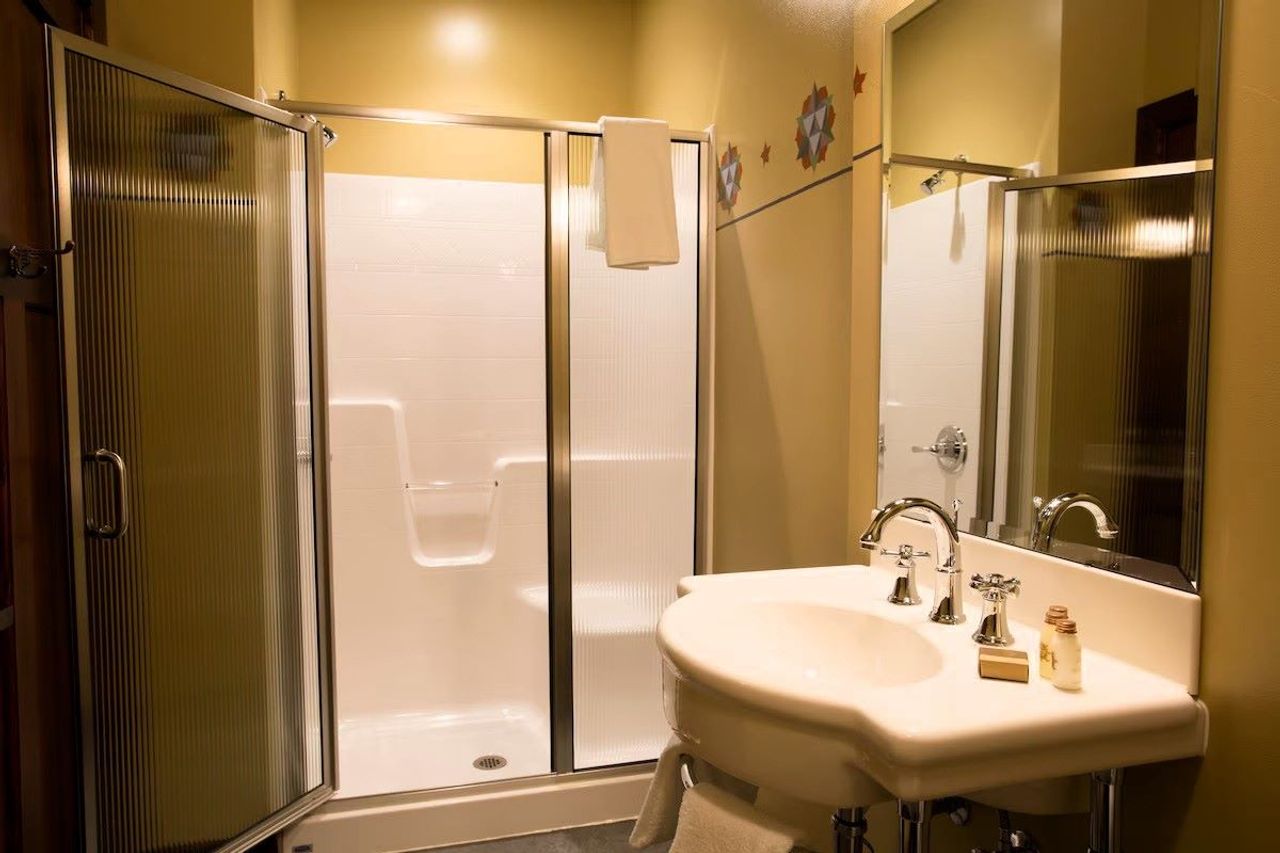 McMenamins Anderson School - Standard Room, Bathroom