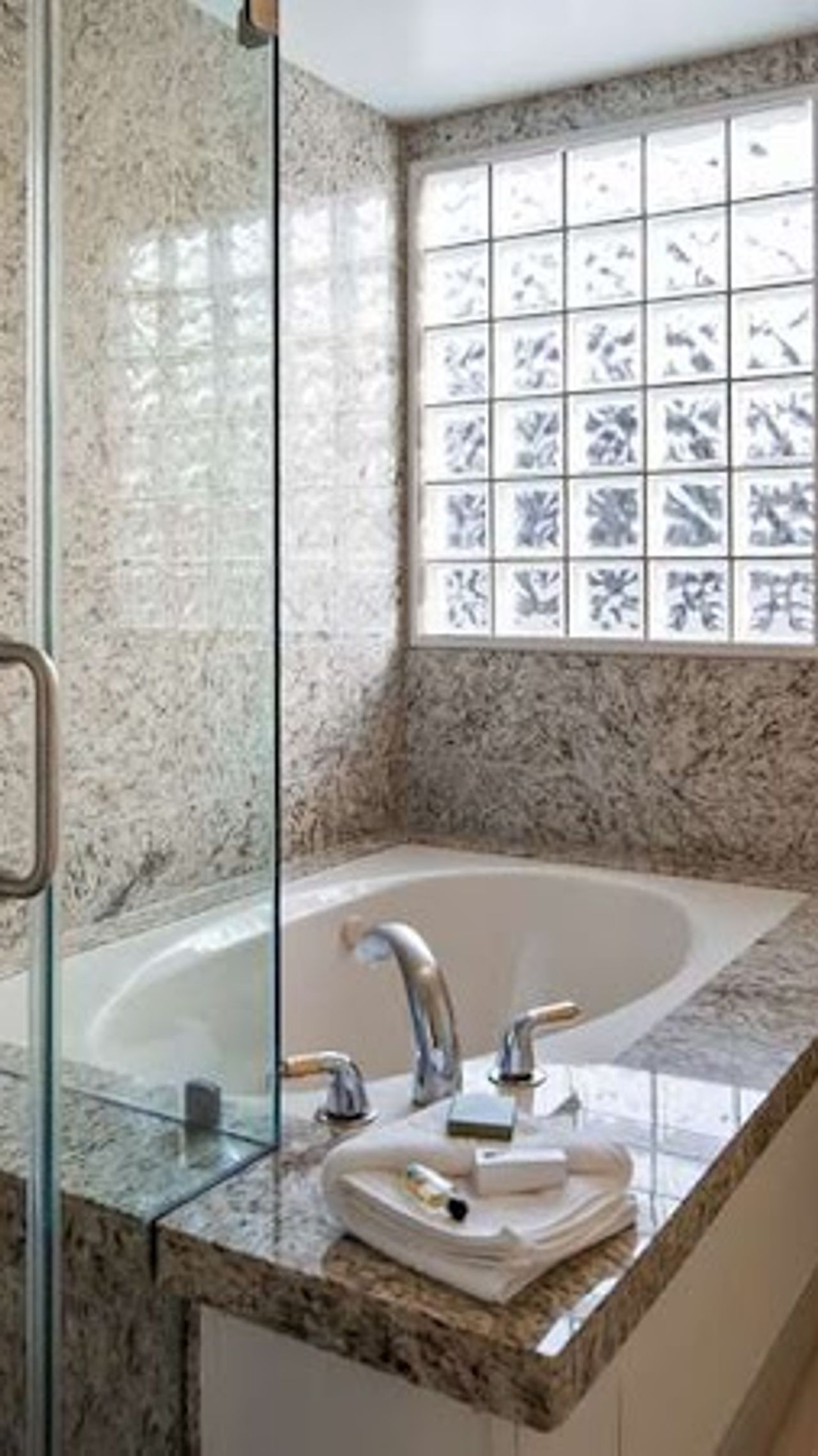 Photo of Best Western Plus Palm Court Hotel - Bathroom, Soaking Tub