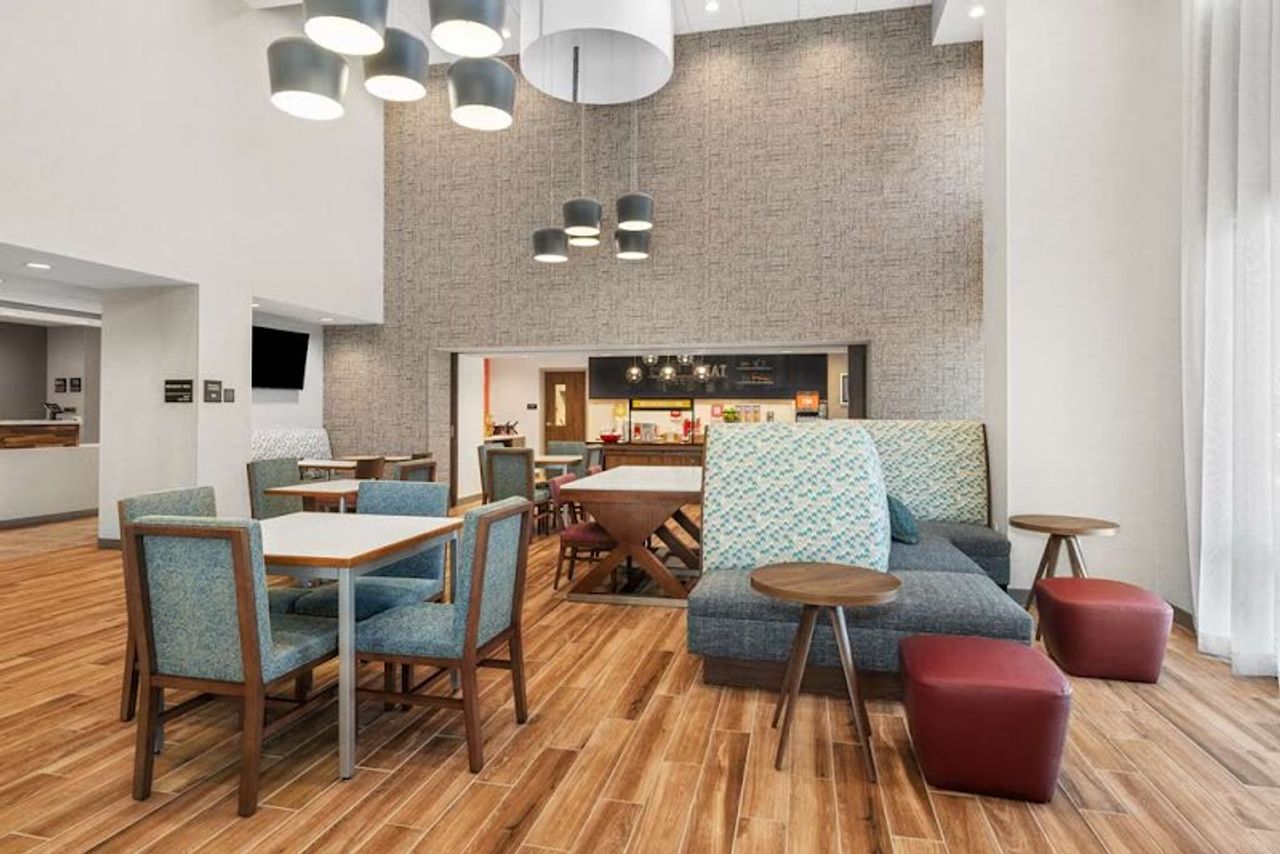 Photo of Hampton Inn & Suites Bakersfield Central