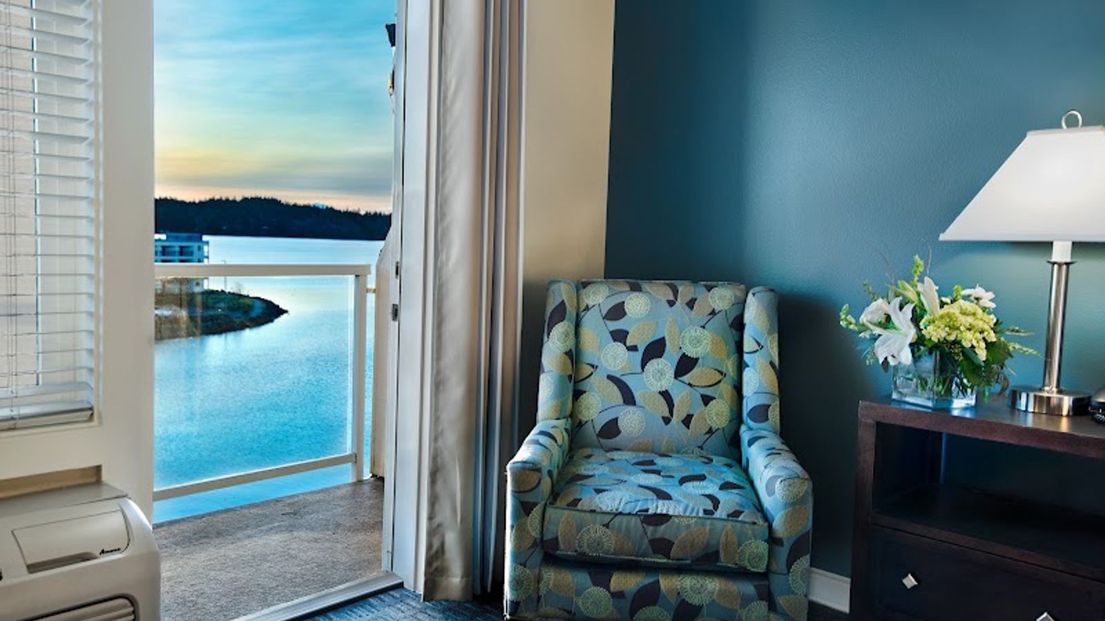 Photo of Oxford Suites Silverdale