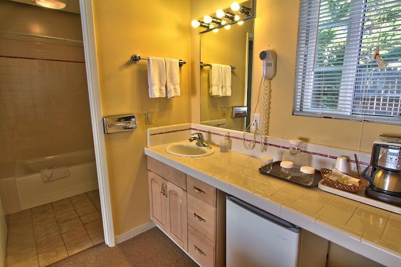 Photo of Butterfly Grove Inn - Bathroom
