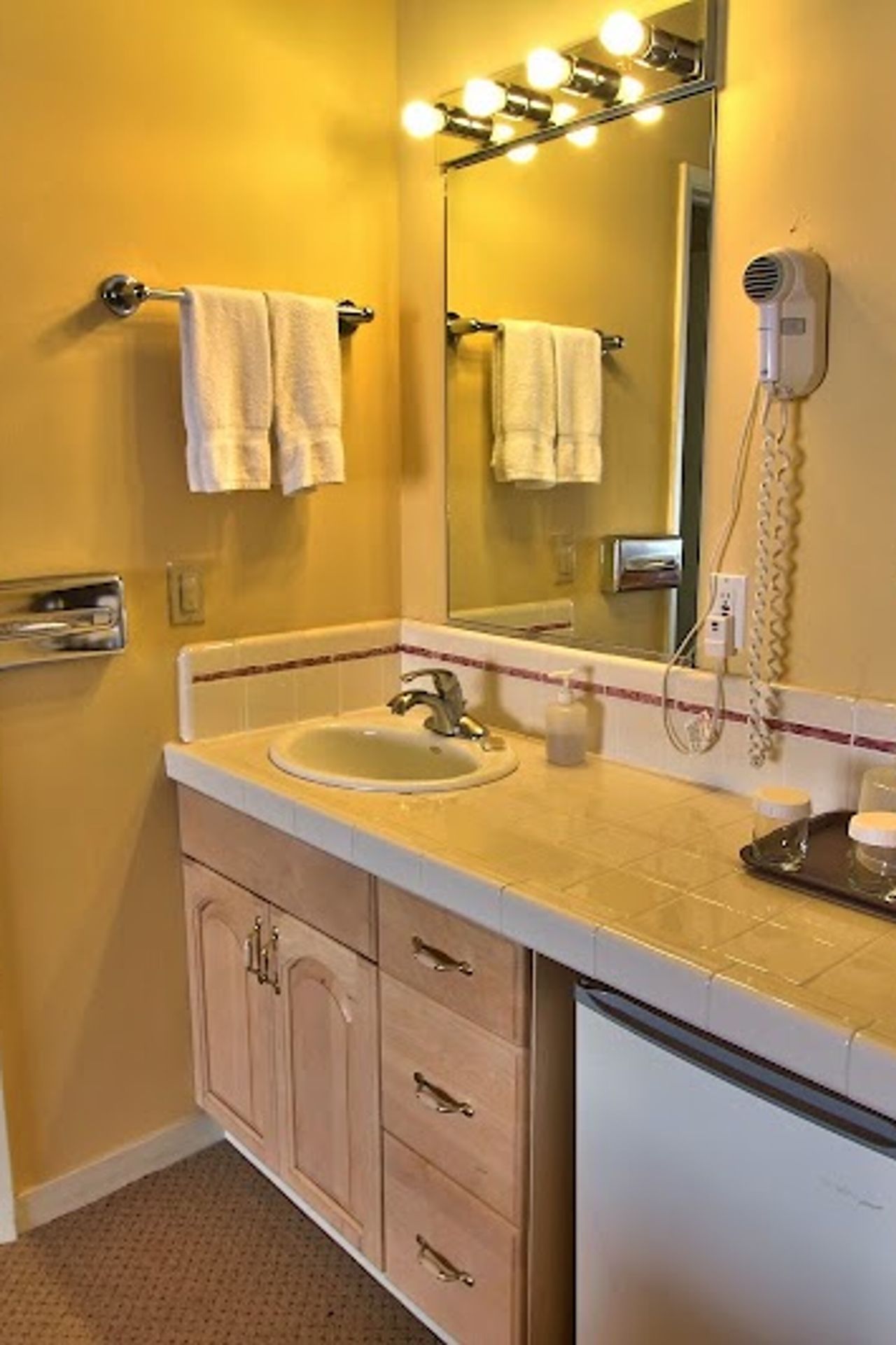 Photo of Butterfly Grove Inn - Bathroom