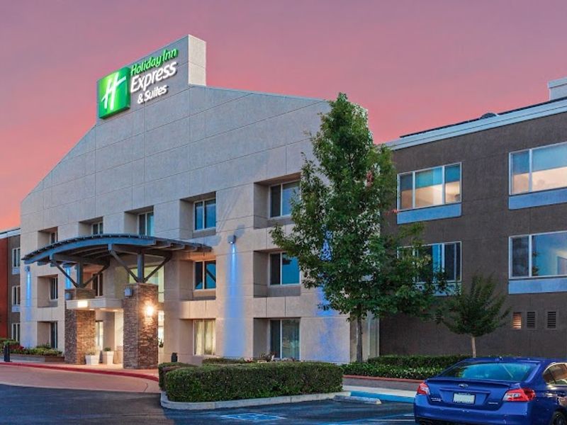 Holiday Inn Express & Suites Elk Grove West I-5 by IHG