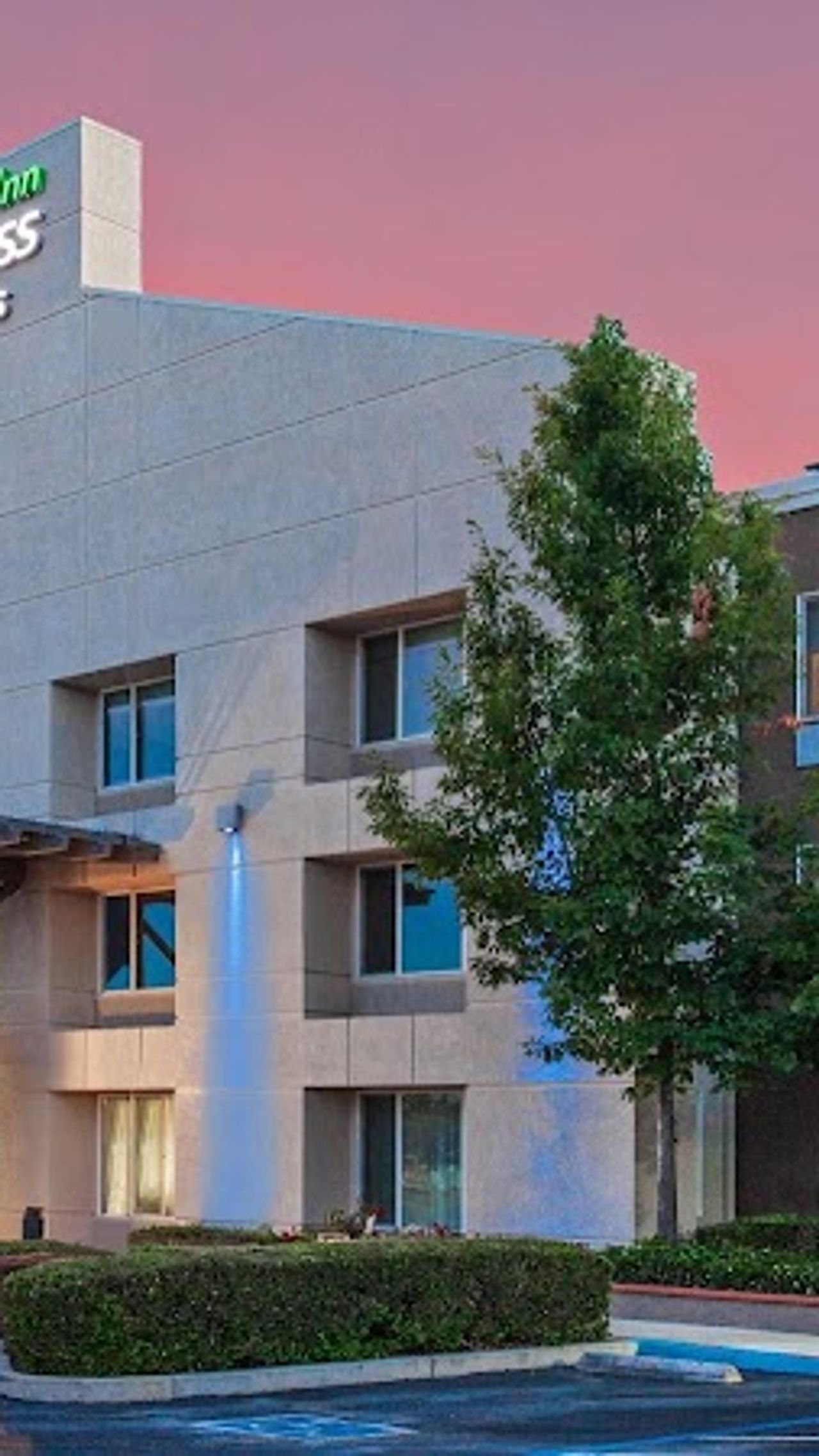 Photo of Holiday Inn Express & Suites Elk Grove West I-5 by IHG
