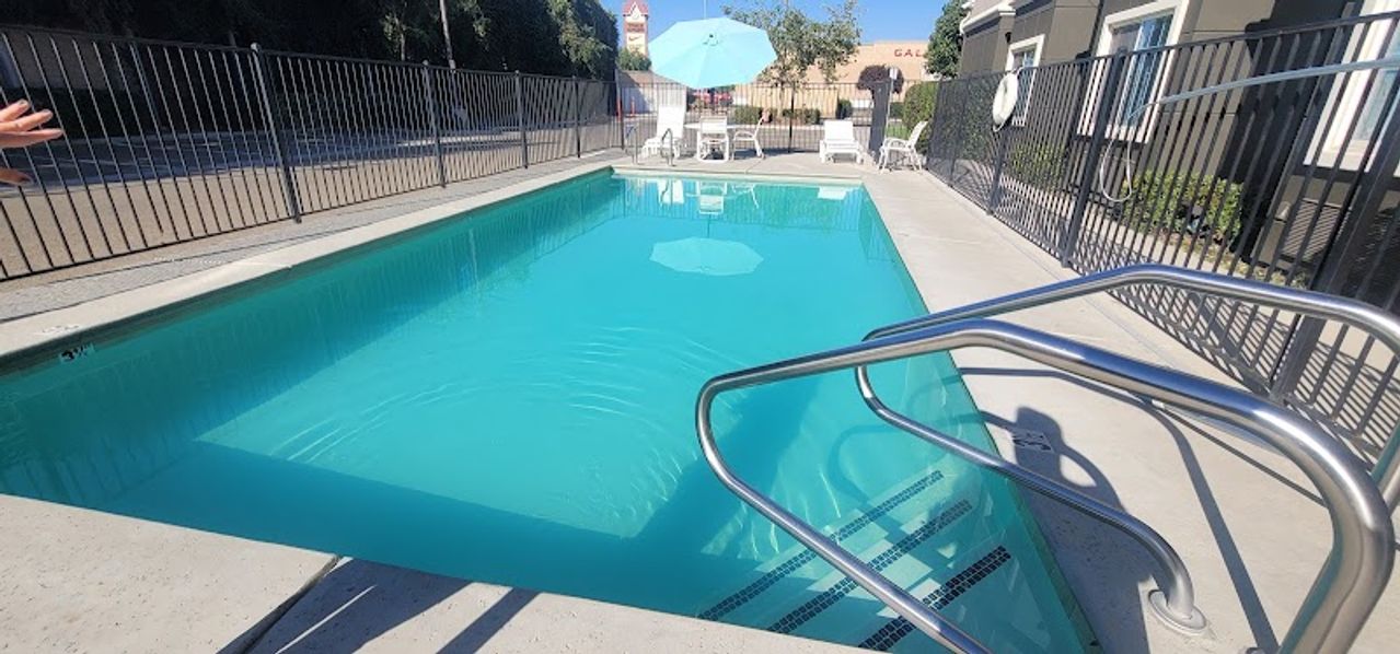 Photo of La Quinta Inn & Suites by Wyndham Tulare - Outdoor Pool