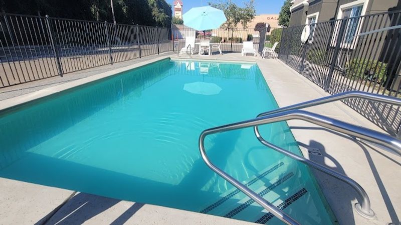 Photo of La Quinta Inn & Suites by Wyndham Tulare - Outdoor Pool