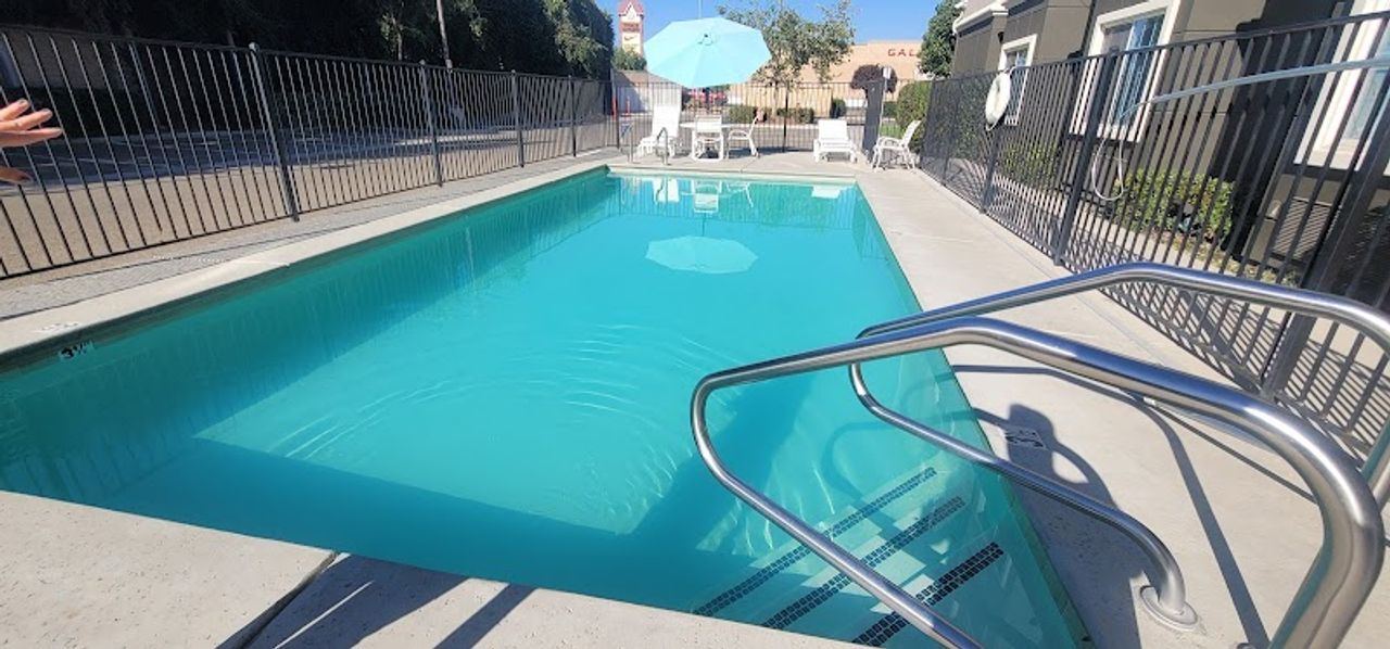 Photo of La Quinta Inn & Suites by Wyndham Tulare - Outdoor Pool