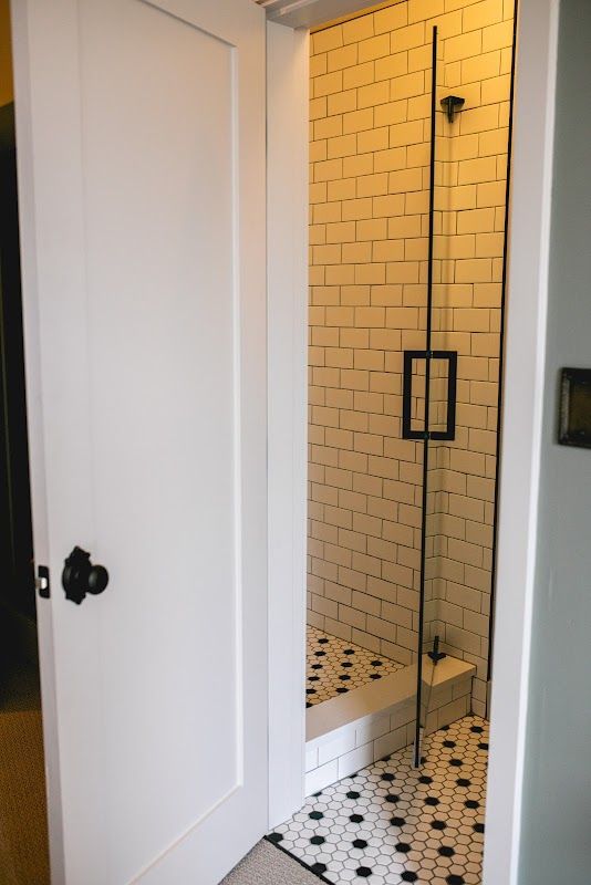 Photo of Jacksonville Inn - Bathroom, walk-in showers