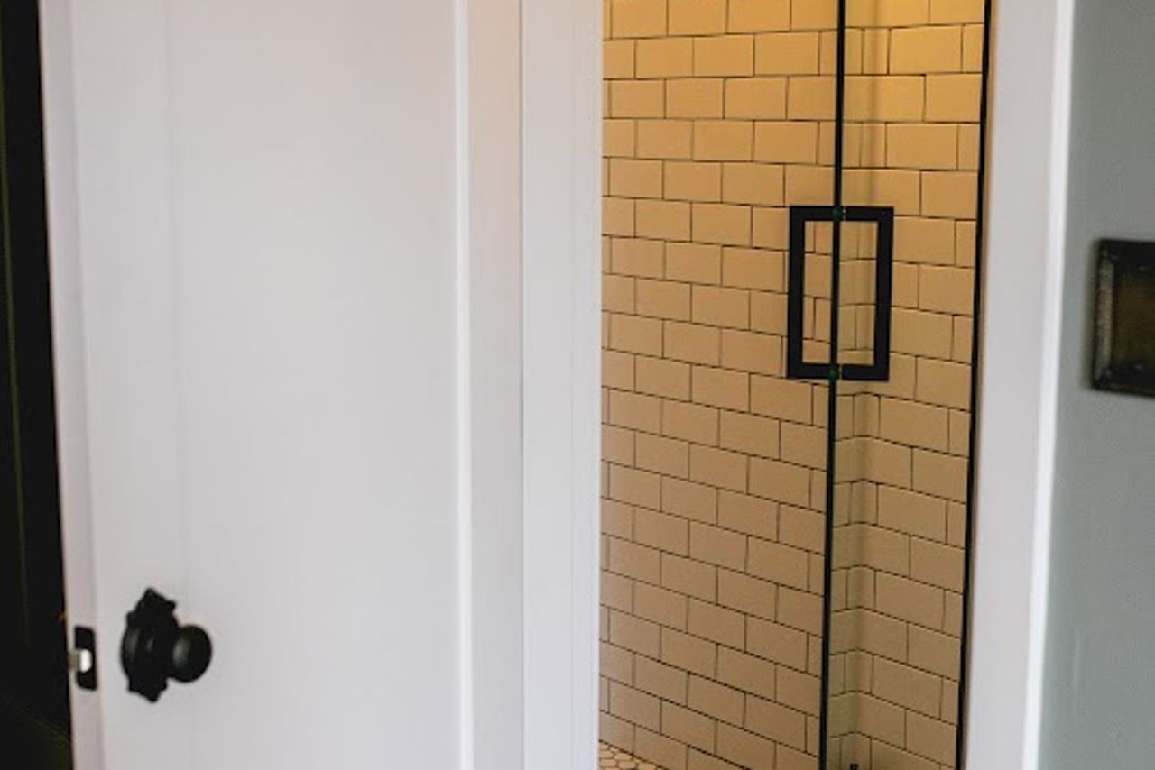 Photo of Jacksonville Inn - Bathroom, walk-in showers