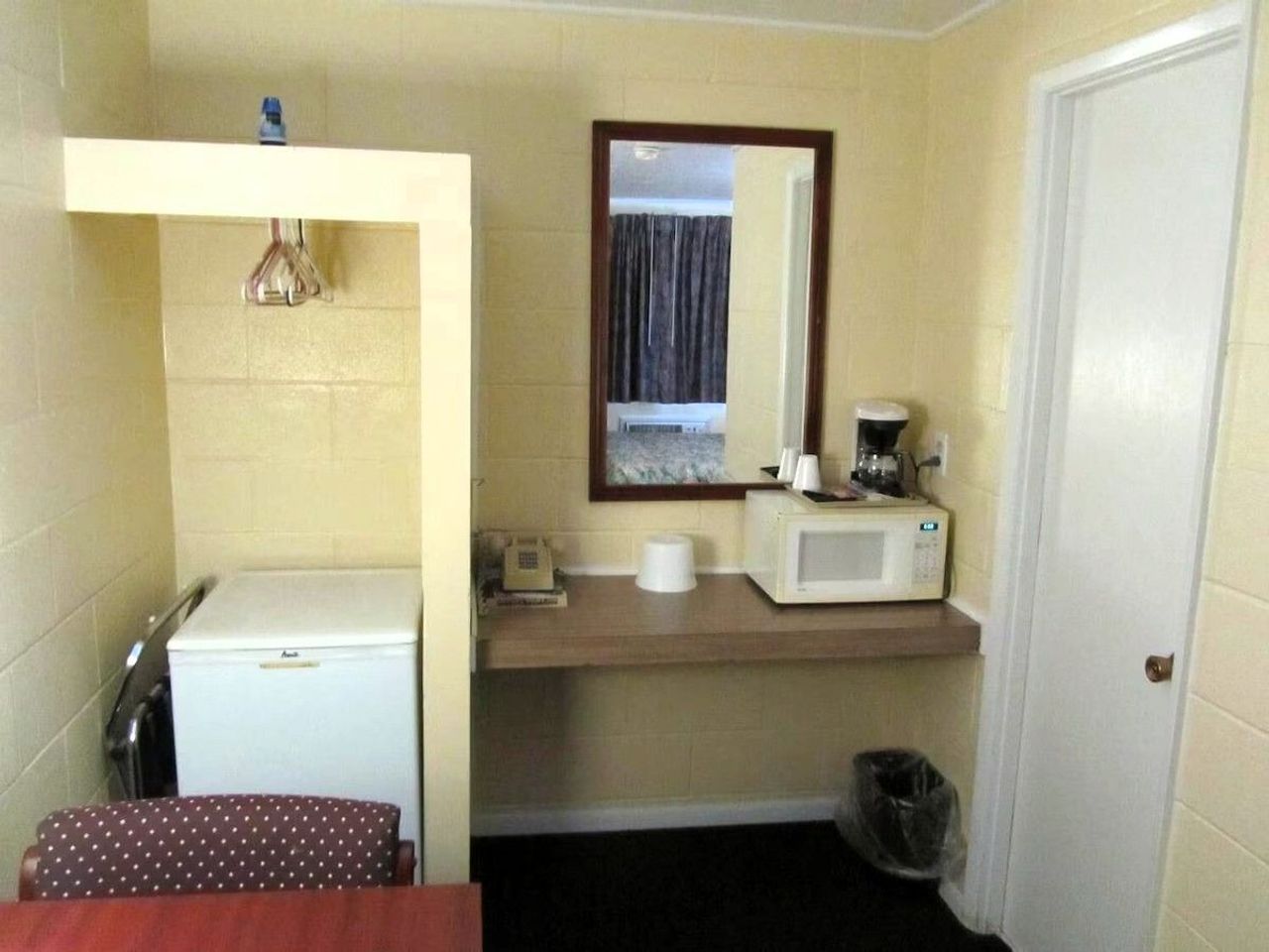 Relax Inn - Room, microwave, coffee maker, mini-fridge