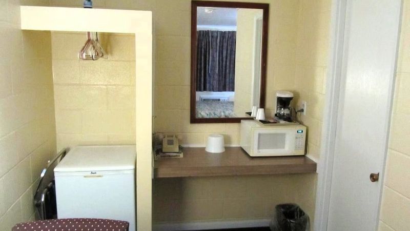 Relax Inn - Room, microwave, coffee maker, mini-fridge