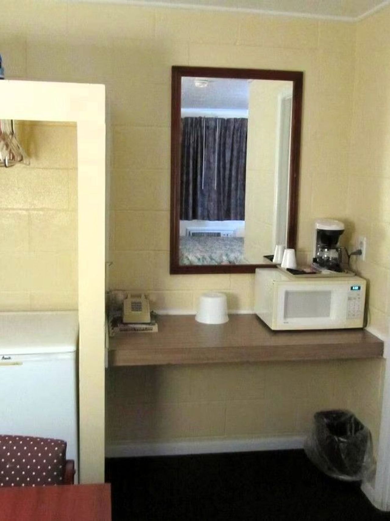 Relax Inn - Room, microwave, coffee maker, mini-fridge
