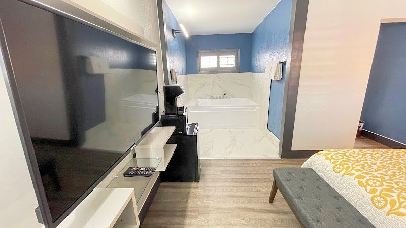 Photo of The Fremont Inn - Queen Suite with Spa Bath, 1 Queen Bed, Private in-room Jacuzzi (Spa) Tub, Flat TV, Fridge, Microwave, Coffee machine