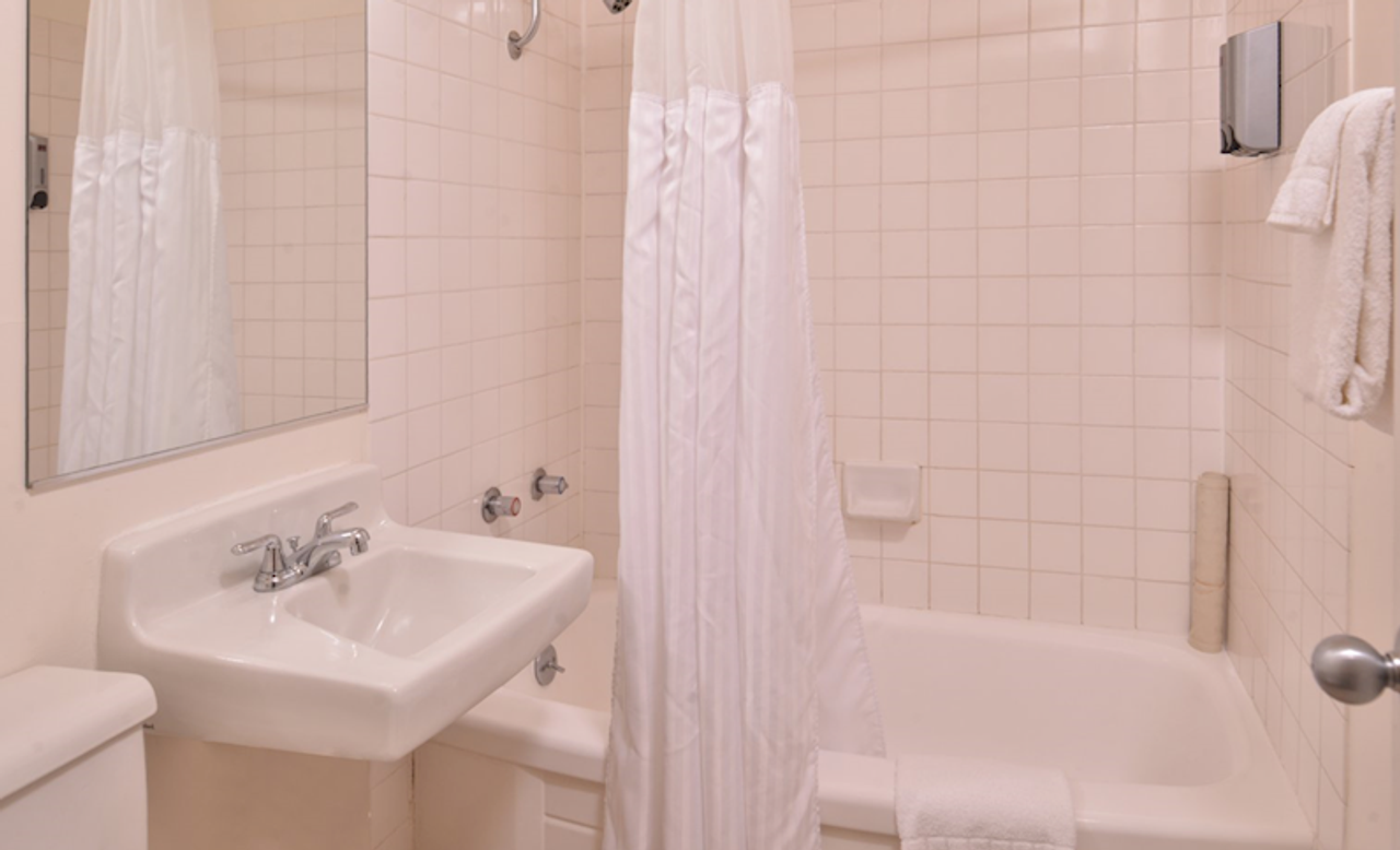 Photo of Campus Inn & Suites Eugene Downtown - Bathroom
