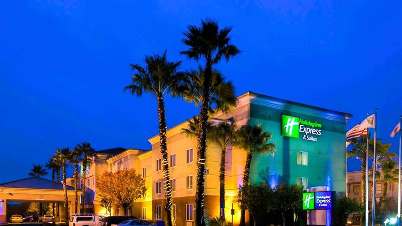 Holiday Inn Express & Suites Vacaville, an IHG Hotel
