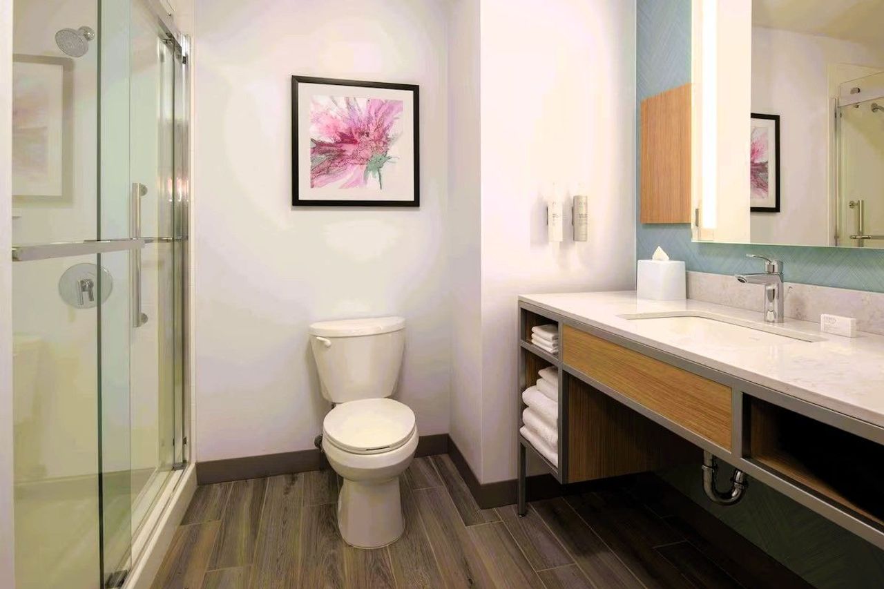 Hilton Garden Inn Tacoma Downtown - Bathroom