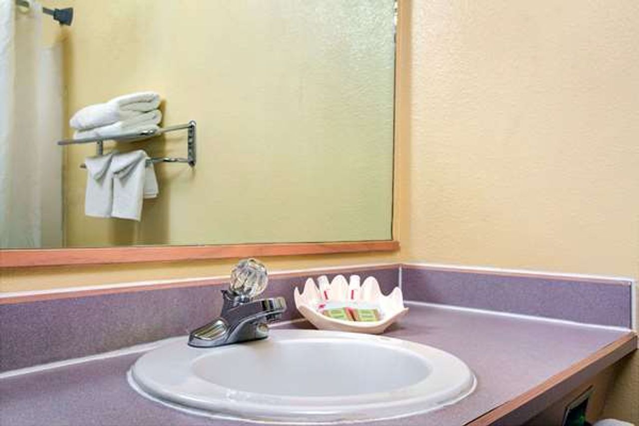 Photo of Super 8 by Wyndham Santa Cruz Beach Boardwalk - Bathroom