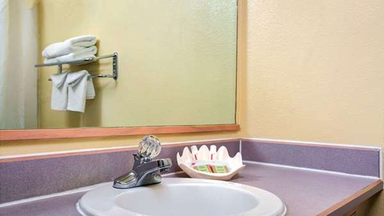 Photo of Super 8 by Wyndham Santa Cruz Beach Boardwalk - Bathroom