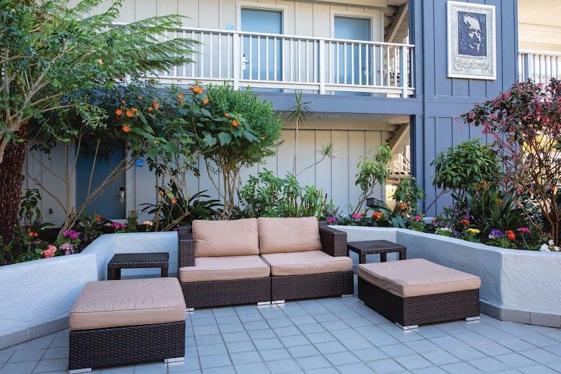 Photo of Holiday Inn Express - Outdoor seating area