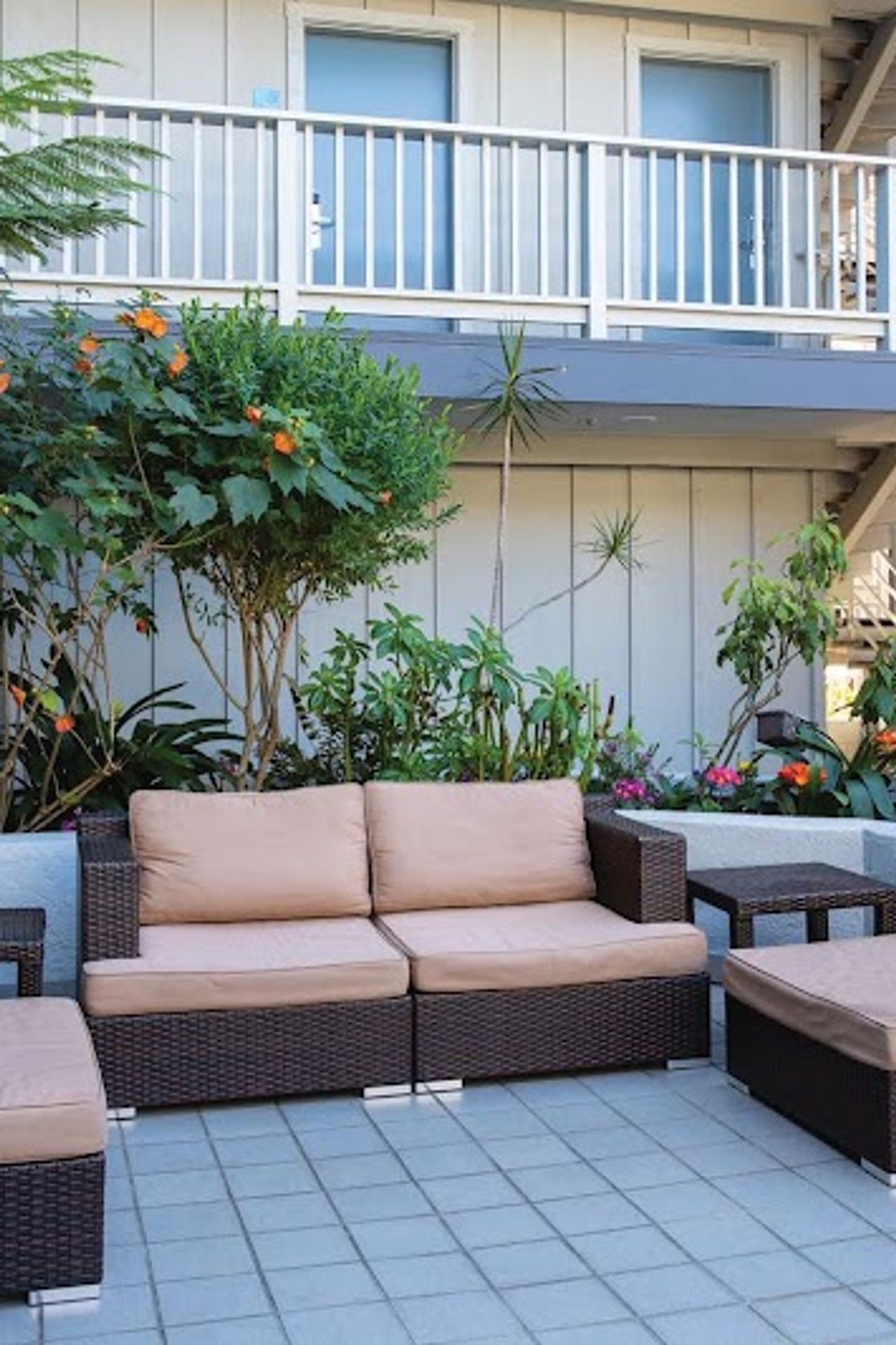 Photo of Holiday Inn Express - Outdoor seating area