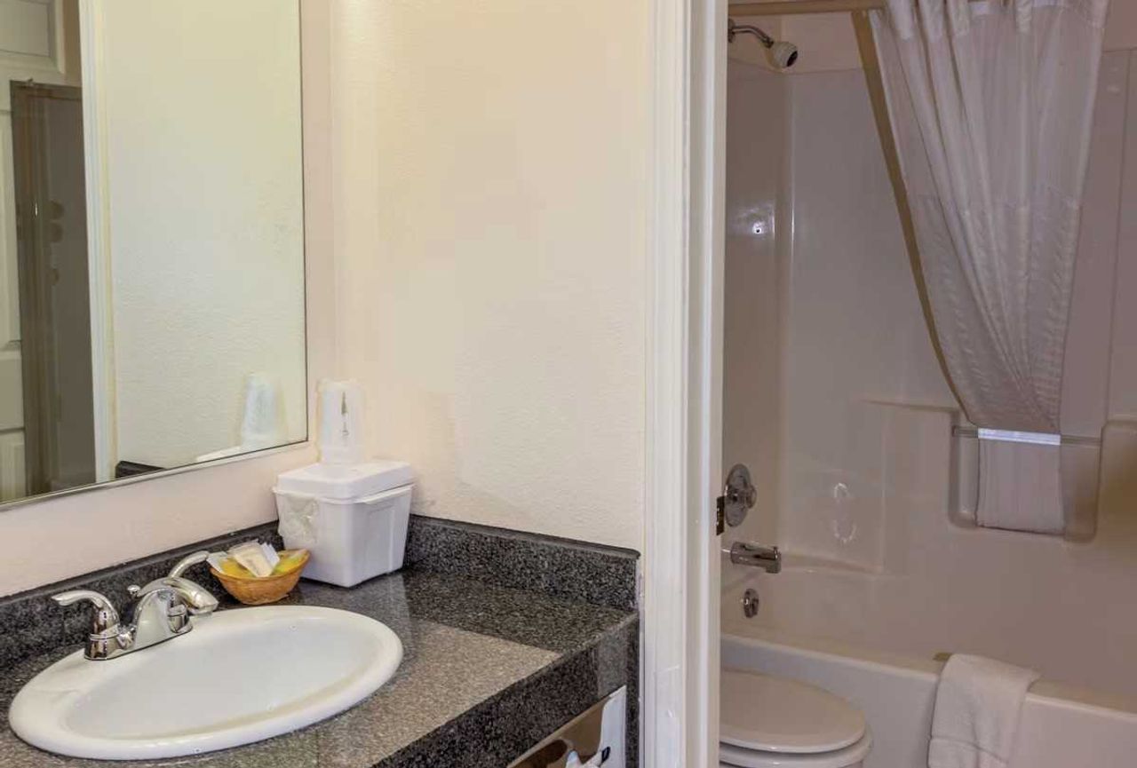 AbbyCreek Inn - Bathroom