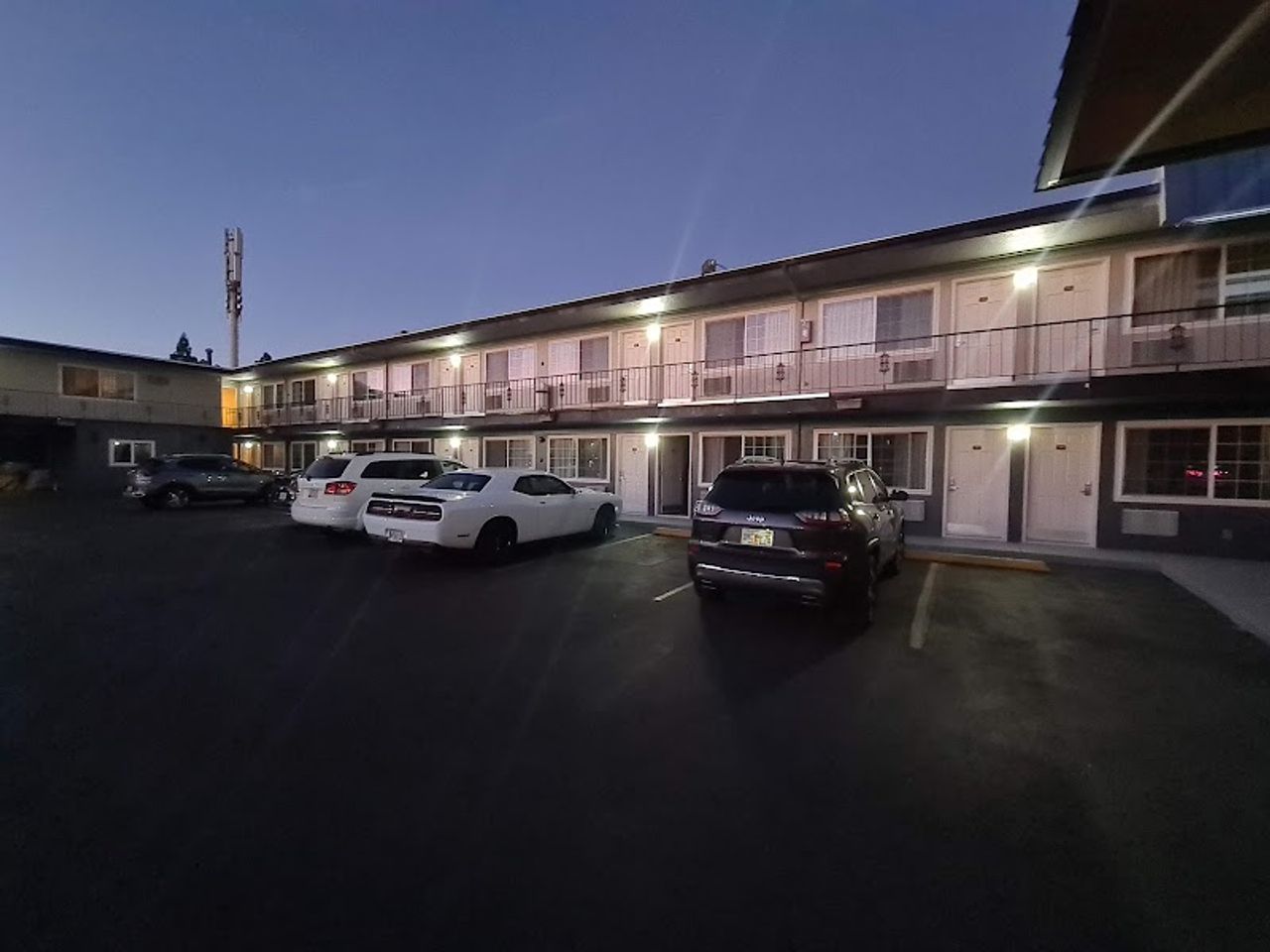 Photo of University Inn & Suites Eugene - Exterior, Free off-street parking