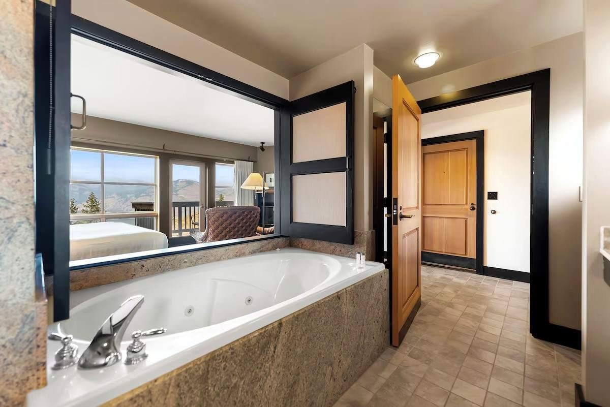 Sun Mountain Lodge - Bathroom