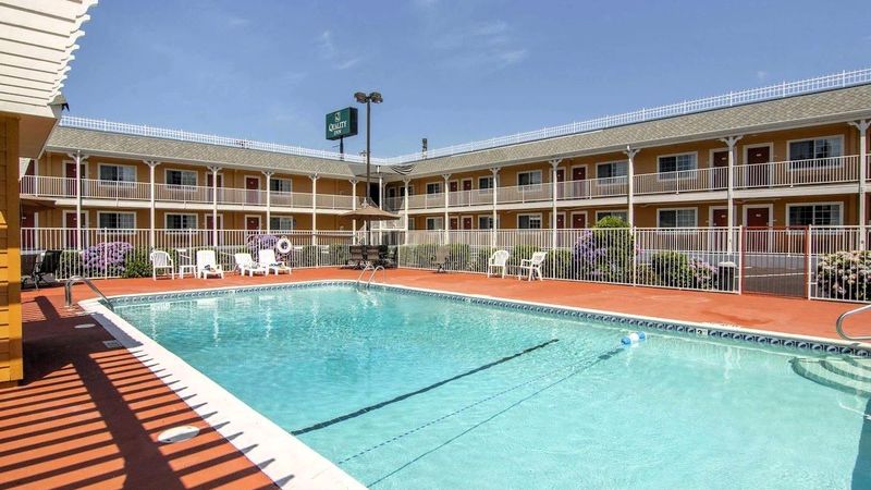 Quality Inn Central Roseburg Seasonal outdoor pool