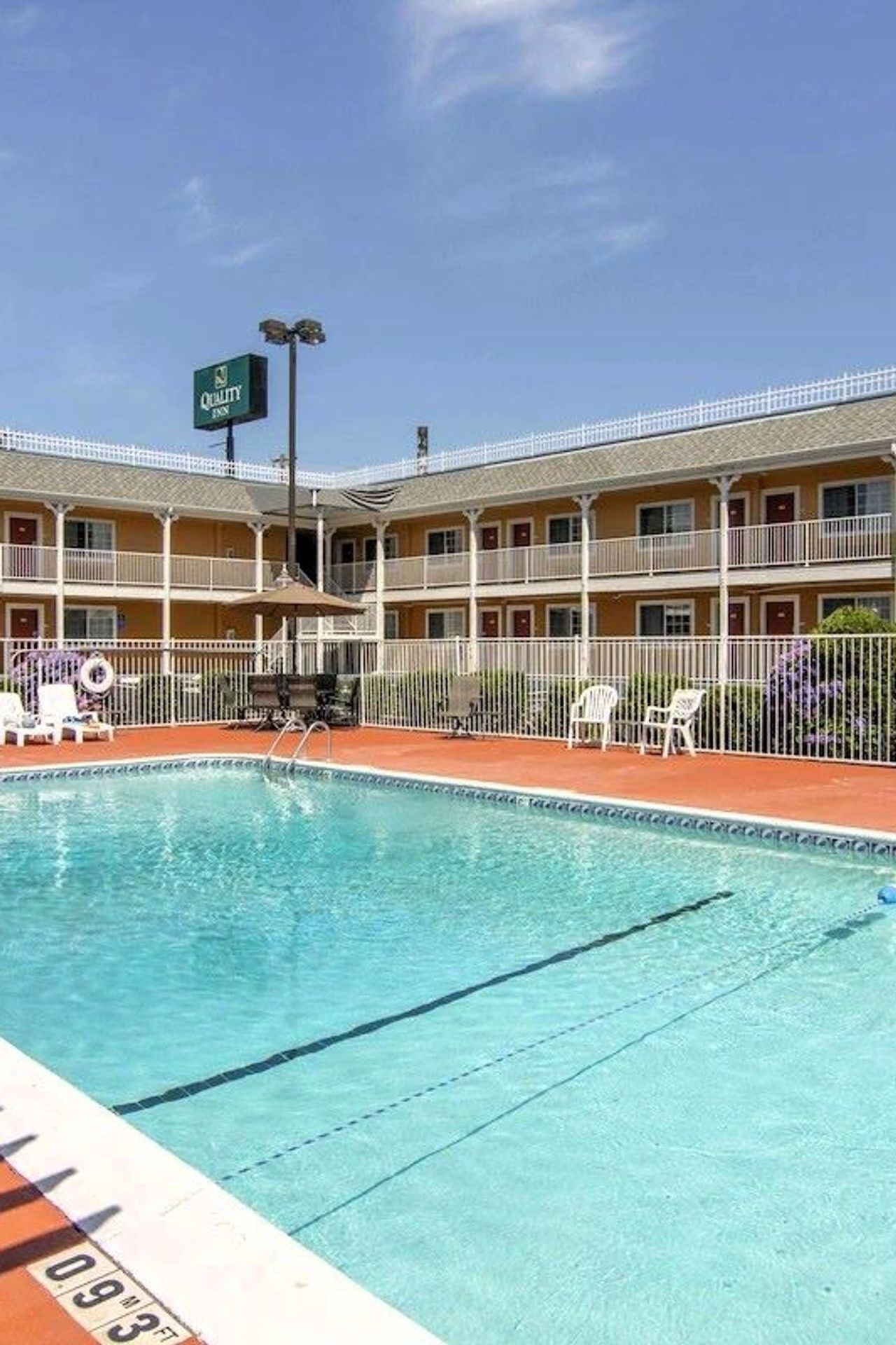 Quality Inn Central Roseburg Seasonal outdoor pool