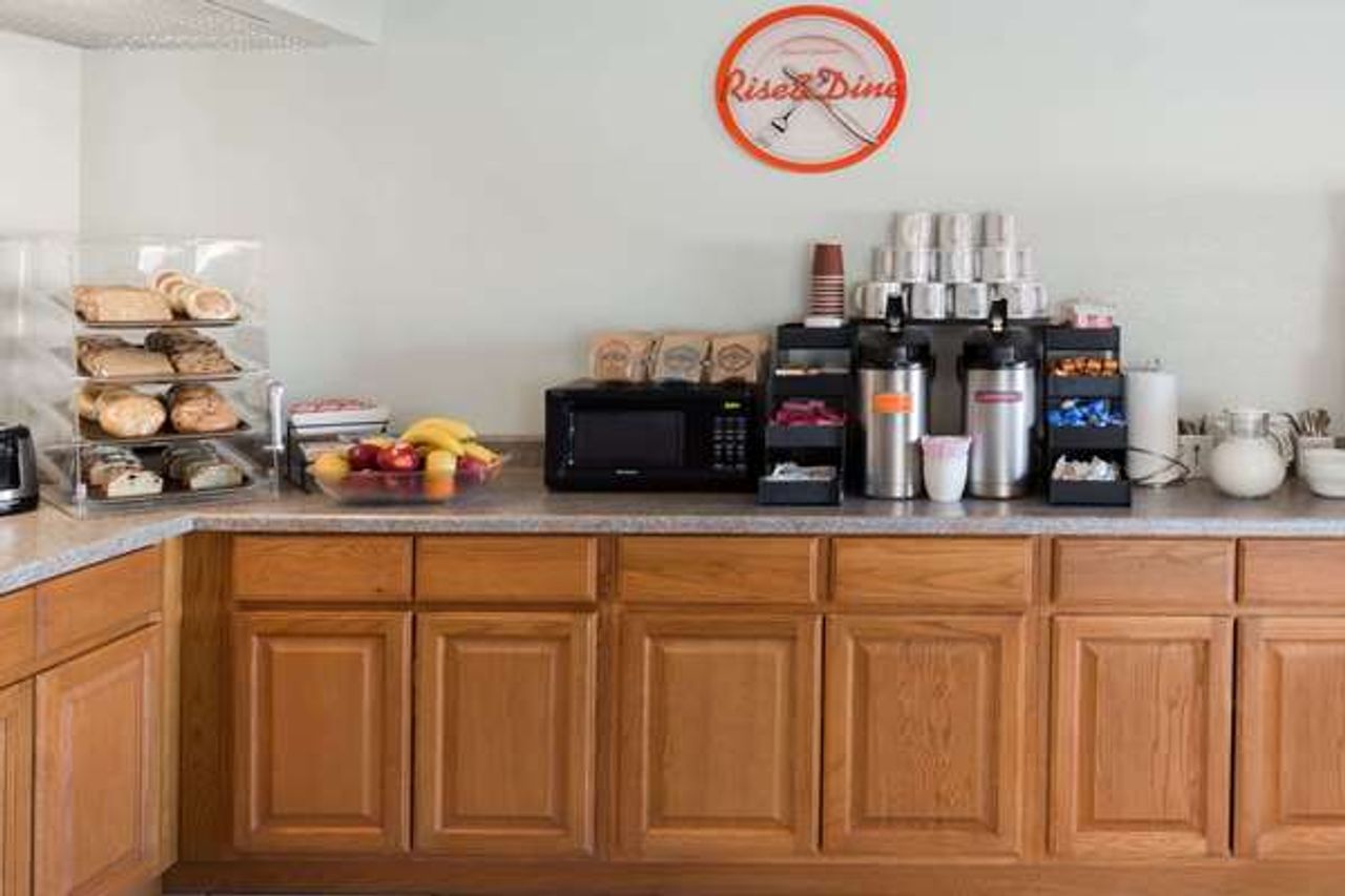 Photo of Howard Johnson by Wyndham Roseburg