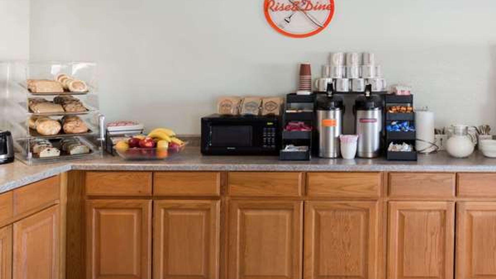 Photo of Howard Johnson by Wyndham Roseburg