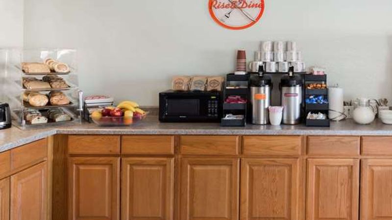 Photo of Howard Johnson by Wyndham Roseburg