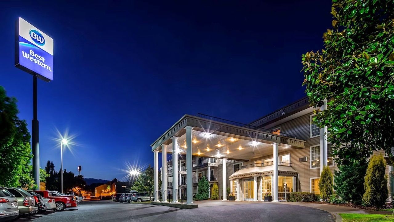 Best Western Grand Manor Inn - Exterior, Property Entrance