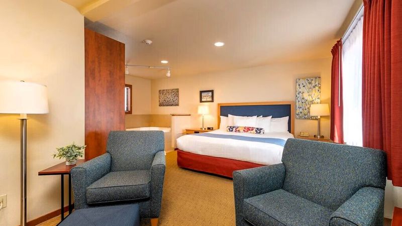 Obertal Inn - Deluxe Fireplace King Jacuzzi Room