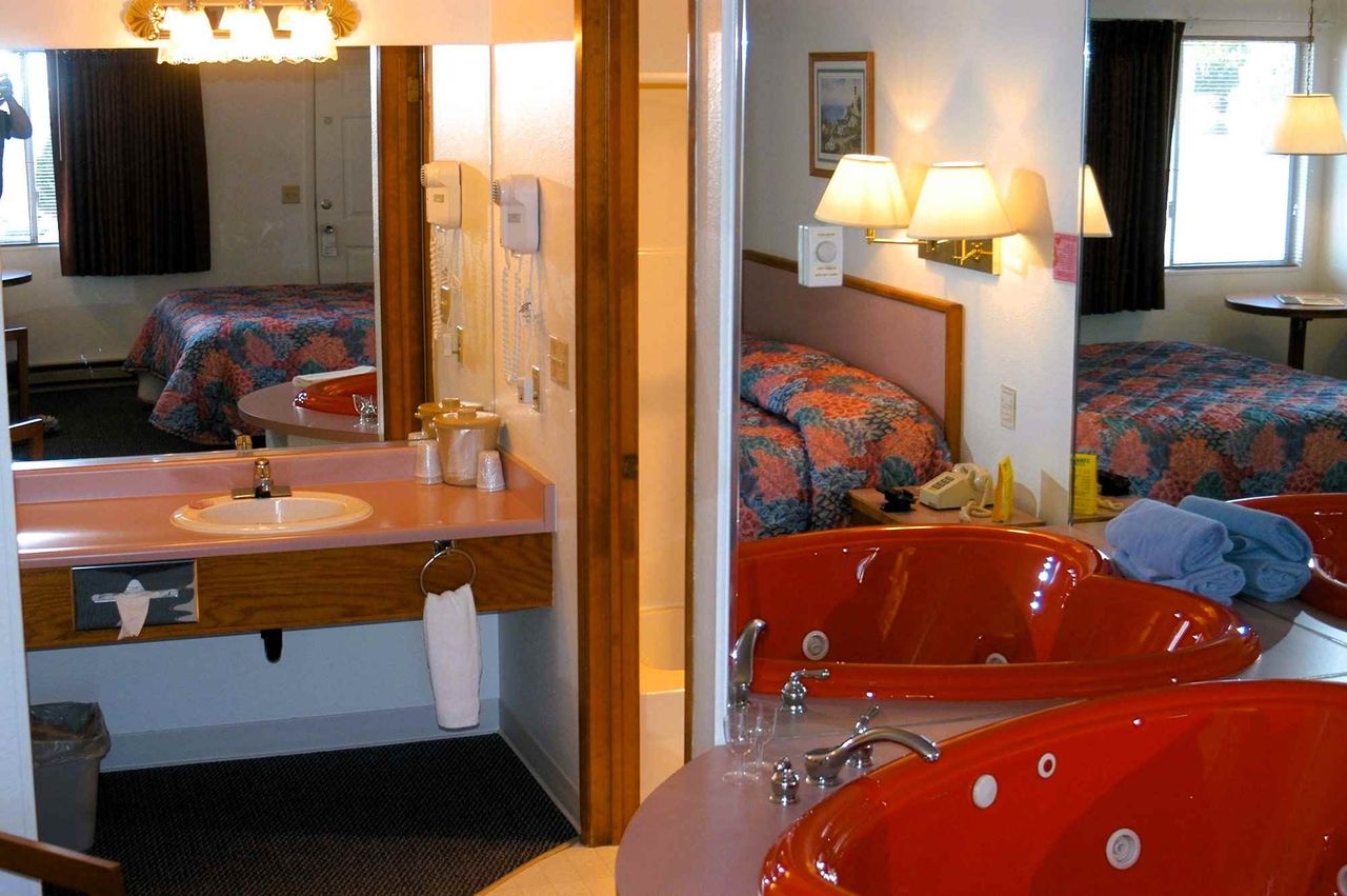 Harbor Inn - Heart-shaped Jacuzzi