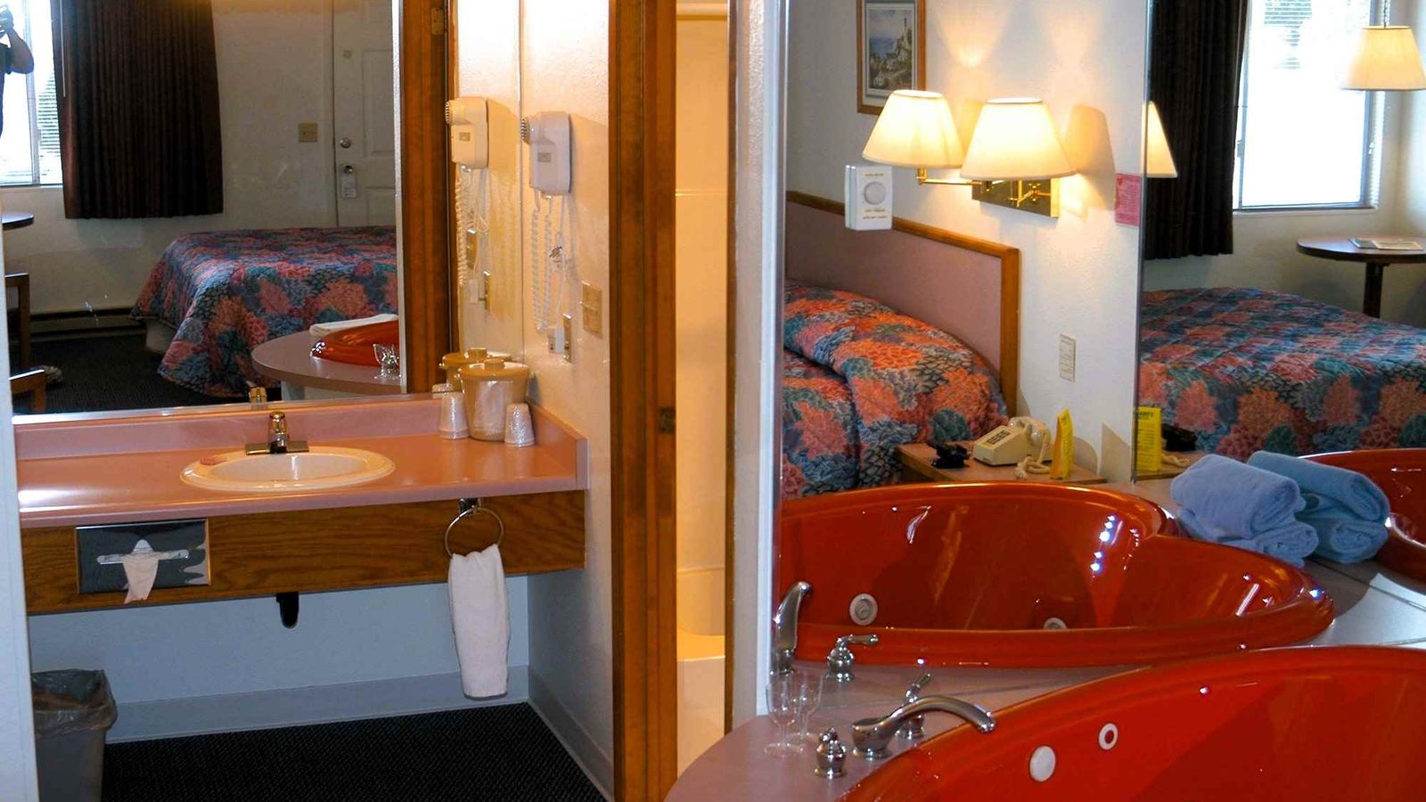 Harbor Inn - Heart-shaped Jacuzzi