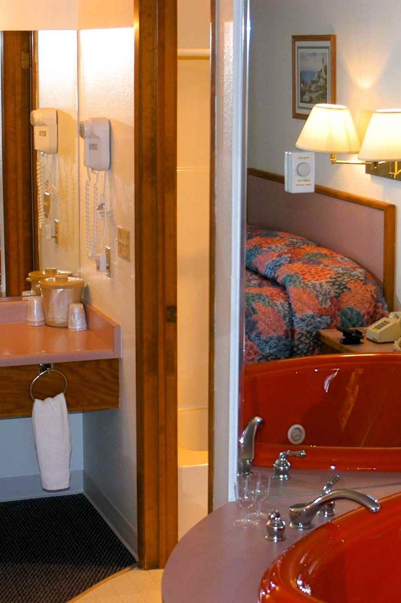 Harbor Inn - Heart-shaped Jacuzzi
